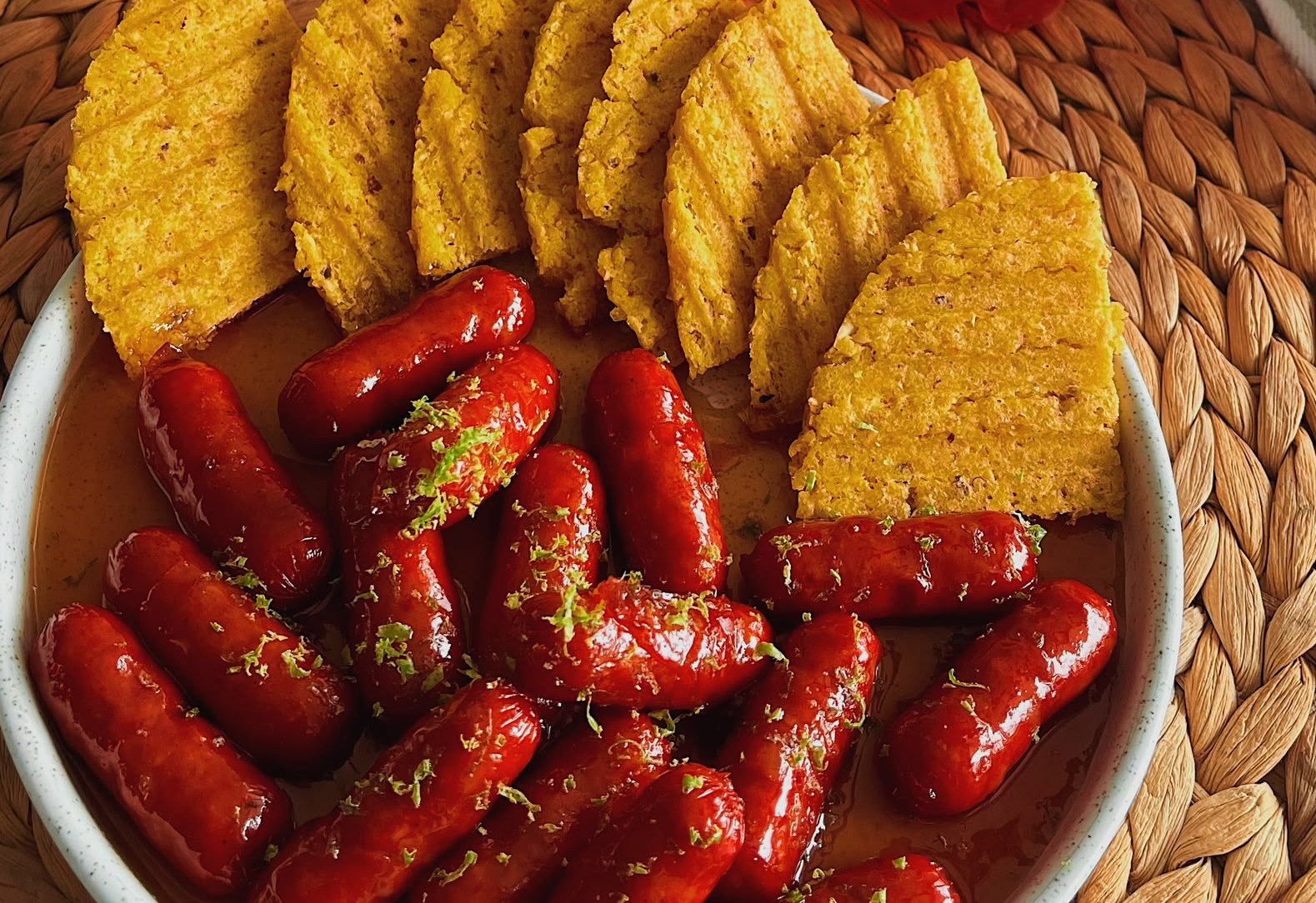Chorizos caramelizados con kola: así se prepara este aperitivo para disfrutar el Mundial