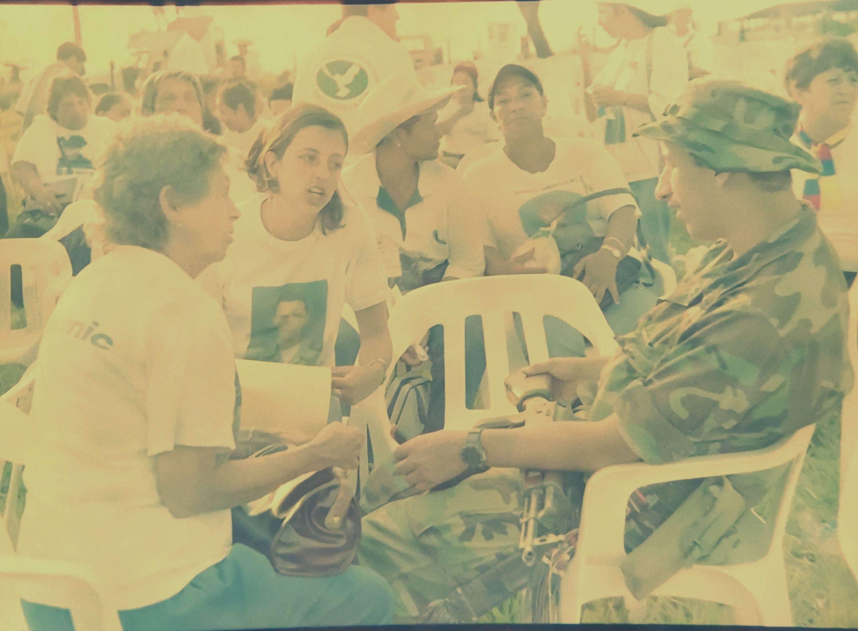 Fueron varios los viajes que las familias hicieron a Los Pozos, inspección de San Vicente del Caguán, donde funcionó la sede de los diálogos, para conseguir pruebas de supervivencia y presionar la libertad de sus seres queridos.