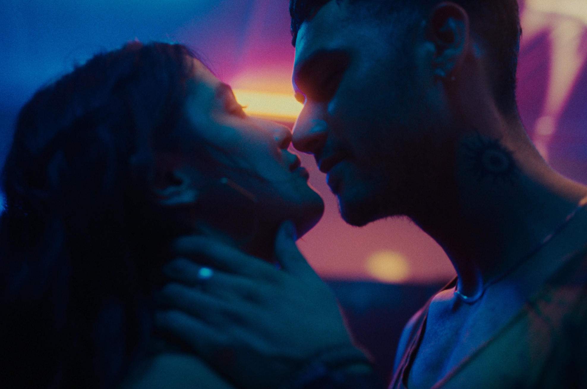 Laura Osma y Alejandro Speitzer en "Pimpinero: Sangre y Gasolina"