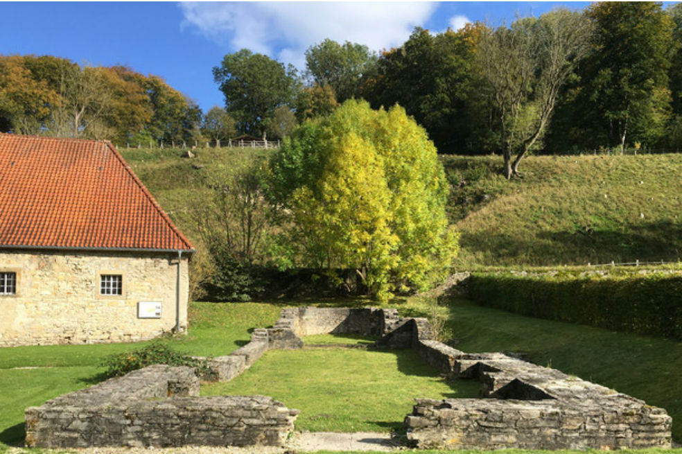Fundaciones de la iglesia asociadas con una comunidad religiosa de mujeres medievales en Dalheim, Alemania.Christina WarinnerLos primeros escritos conocidos del monasterio datan de 1244 d.C. y sugieren que albergó aproximadamente 14 mujeres desde sus inicios, hasta que fue destruido en un incendio durante una batalla en el siglo XIV.