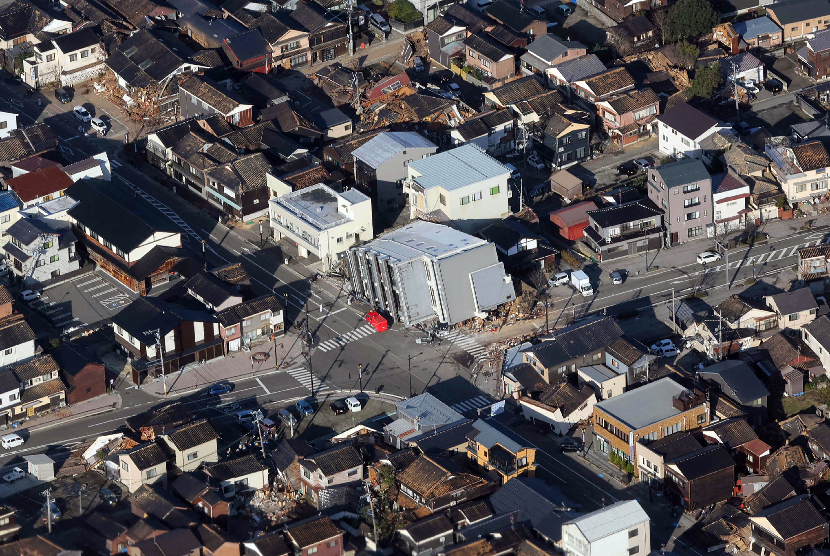 El terremoto se sintió en Tokio, a 300 km de distancia, donde fue cancelado un evento de Año Nuevo con la presencia del emperador Naruhito y su familia.