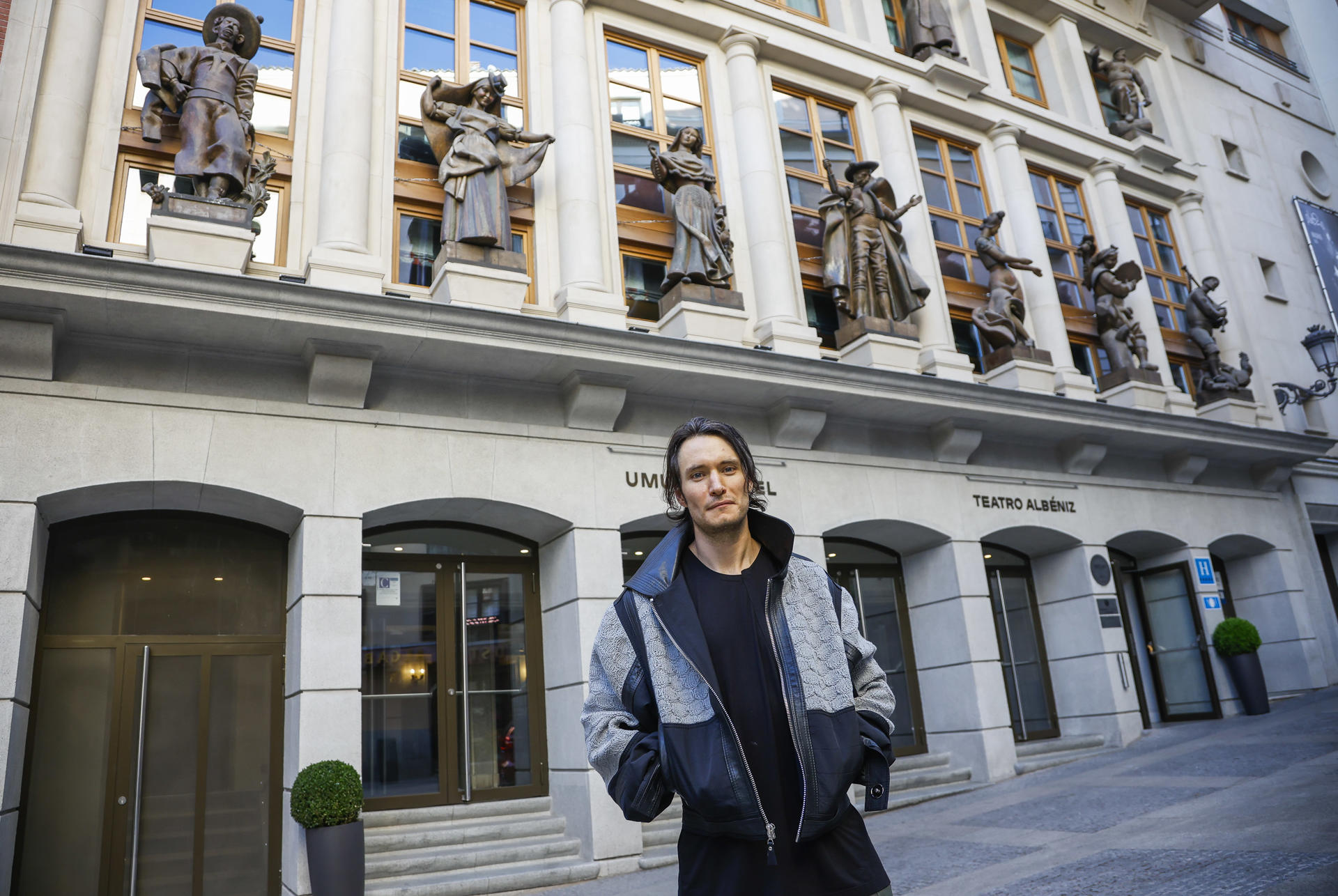 MADRID (ESPAÑA), 25/04/2025.- El actor colombiano Claudio Cataño, que encarna al personaje de Aureliano Buendía en la serie ‘Cien años de soledad’, destacó este viernes el reconocimiento que supone para esta producción alcanzar las 8 nominaciones en la XII edición de los Premios Platino, cuya gala se celebra el 27 de abril en Madrid. EFE/David Fernández

