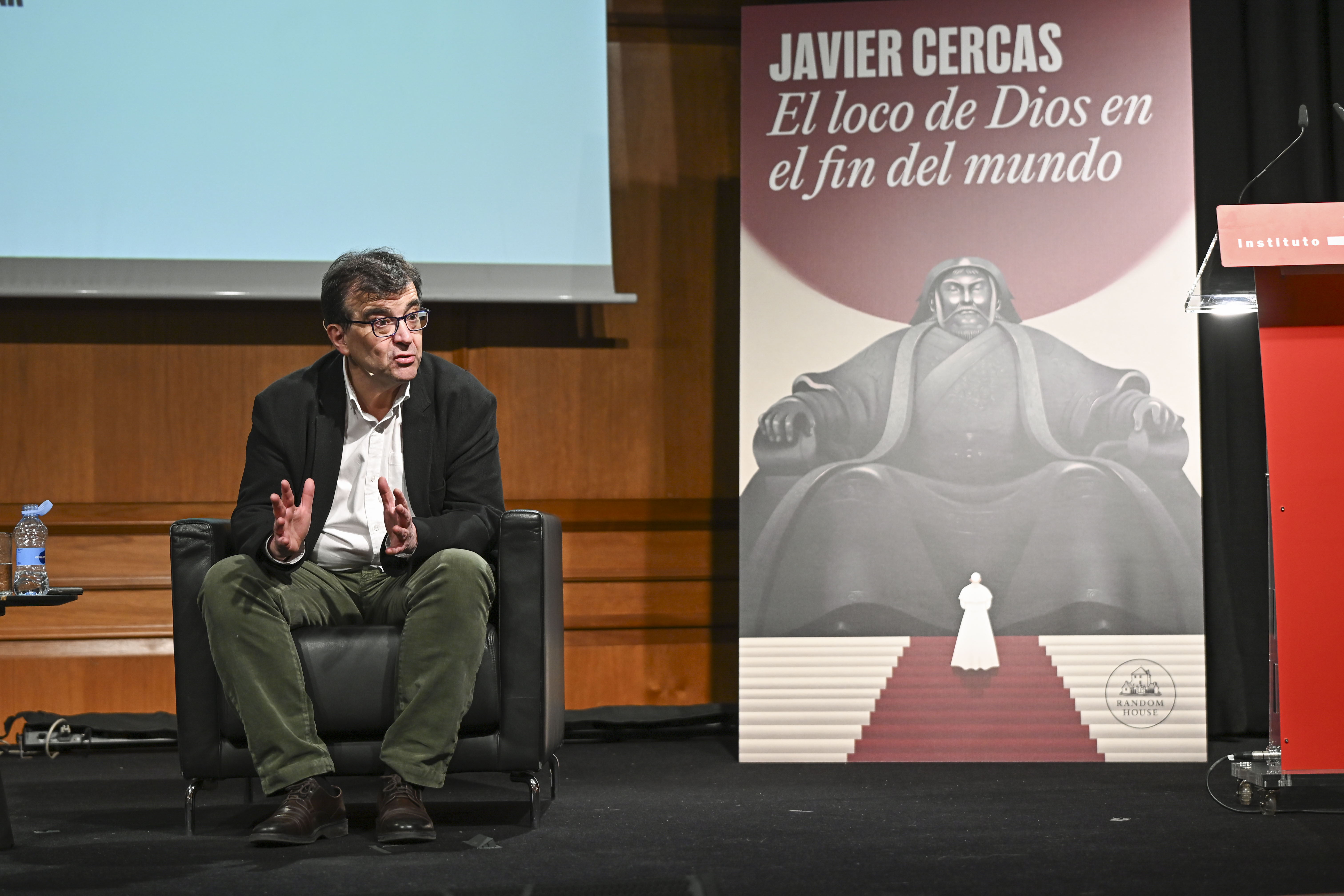 MADRID, 31/03/2025.- El escritor Javier Cercas presenta su nuevo libro, 'El loco de Dios en el fin del mundo', una "novela sin ficción" en la que se adentra en el Vaticano y acompaña al papa Francisco en un viaje a Mongolia, este lunes en Madrid. EFE/ Fernando Villar