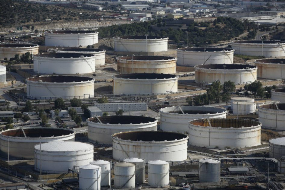 Petróleo cae, lastrado por crisis en Grecia y negociaciones con Irán