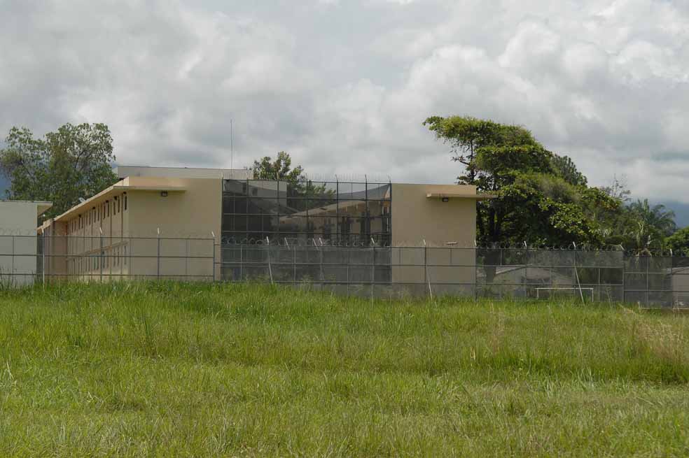 Revolcón a centros de reclusión militares