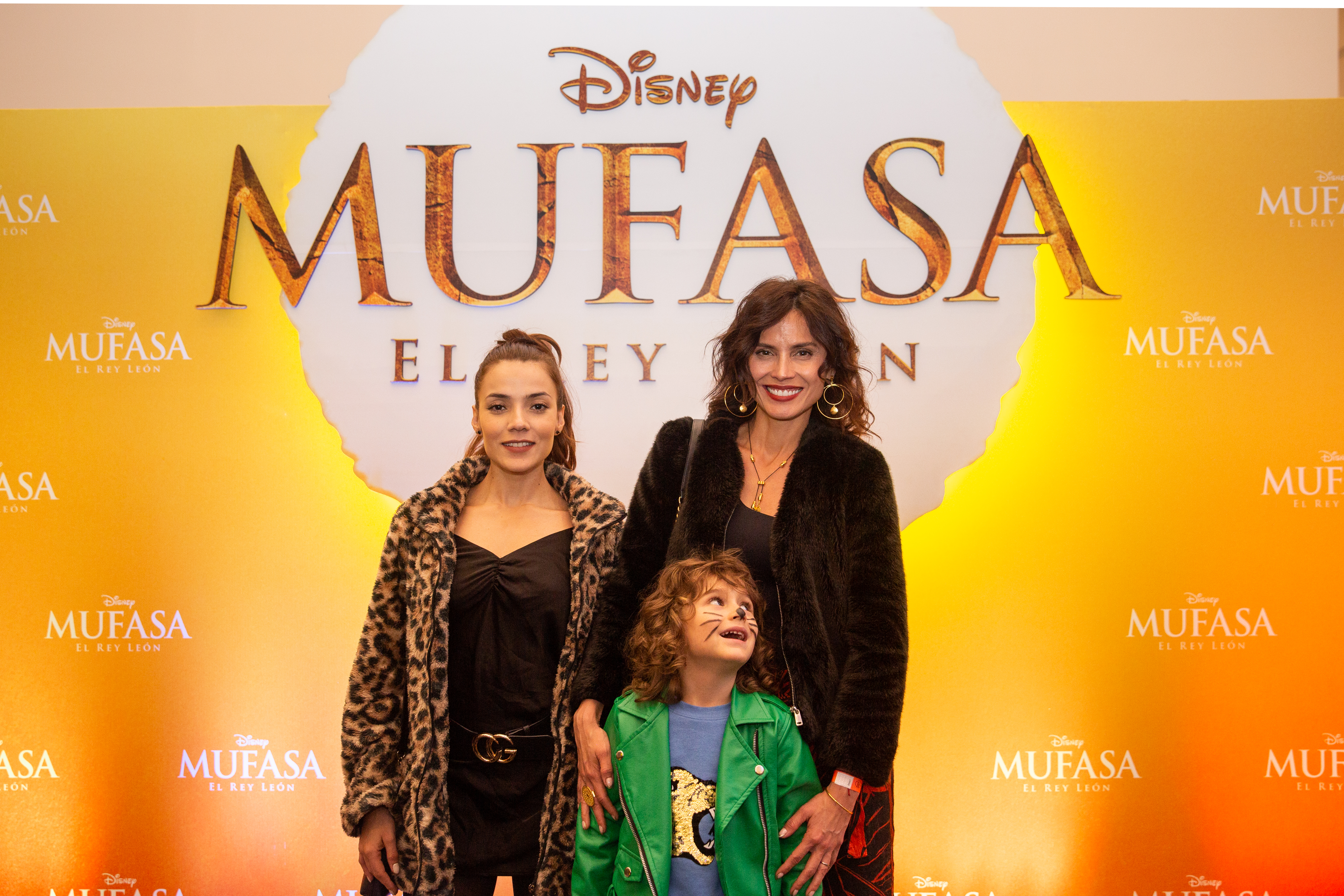 Jennifer arenas, actriz; Carolina Sepúlveda, actriz e hijo.