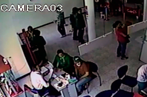 En asalto a centro de telefonía, delincuentes toman como rehenes a 19 ciudadanos