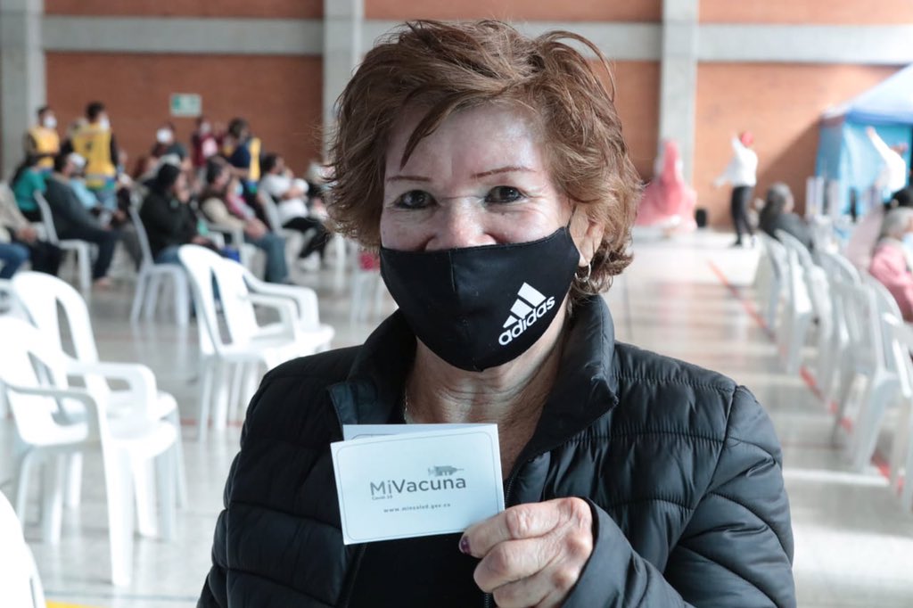 Los adultos vacunados deben firmar consentimiento informado, el cual expresa la voluntad de vacunarse. El Ministerio de Salud recomienda que en este momento se resuelvan las dudas, tanto sobre el procedimiento o la vacuna que le será asignada.