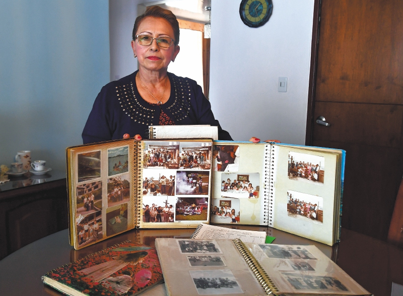 Carmen Arévalo posa junto a los álbumes fotográficos que tienen los recuerdos de sus padres y sus 18  hermanos. / Óscar Pérez