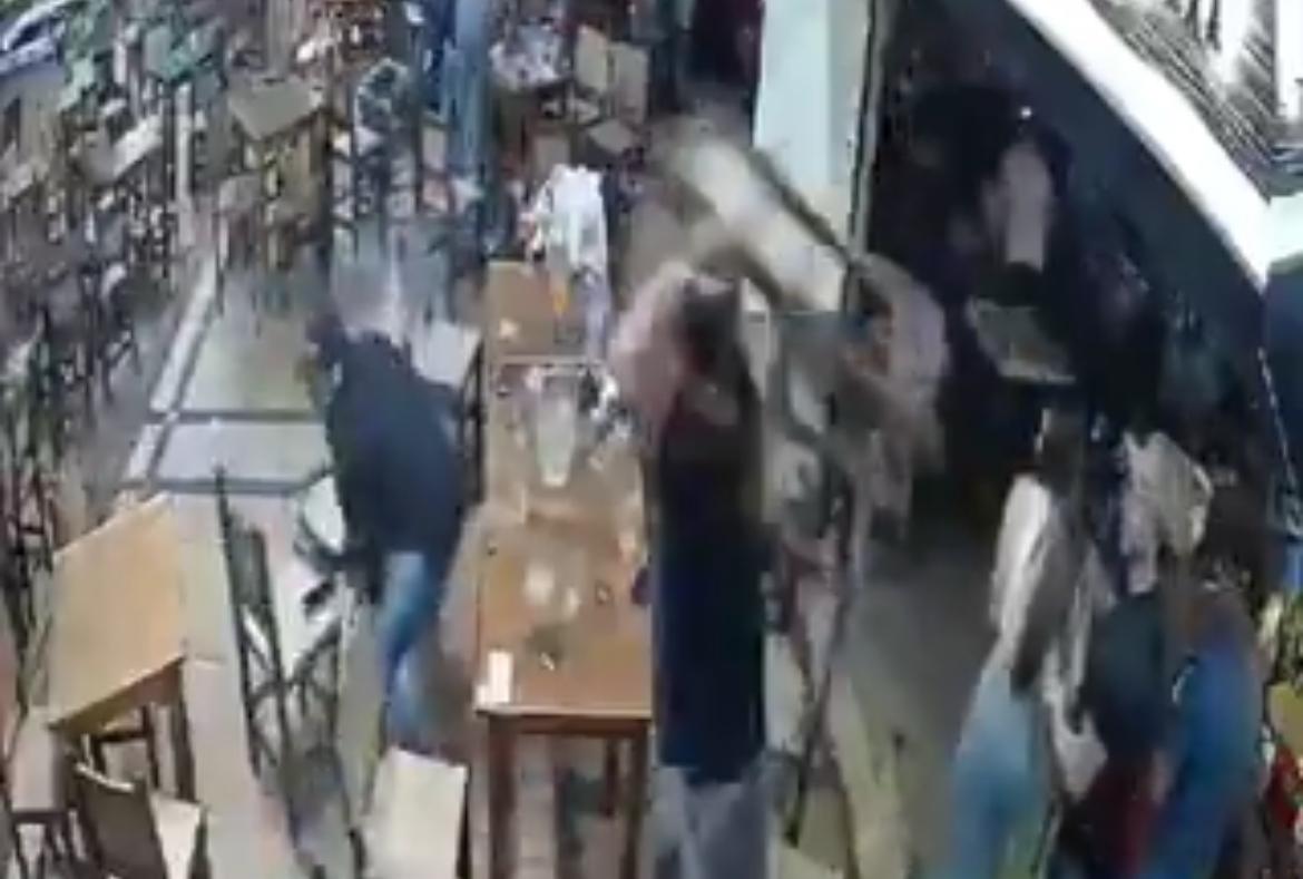 Cogieron a sillazos a ladrón en pleno robo en centro comercial de Medellín