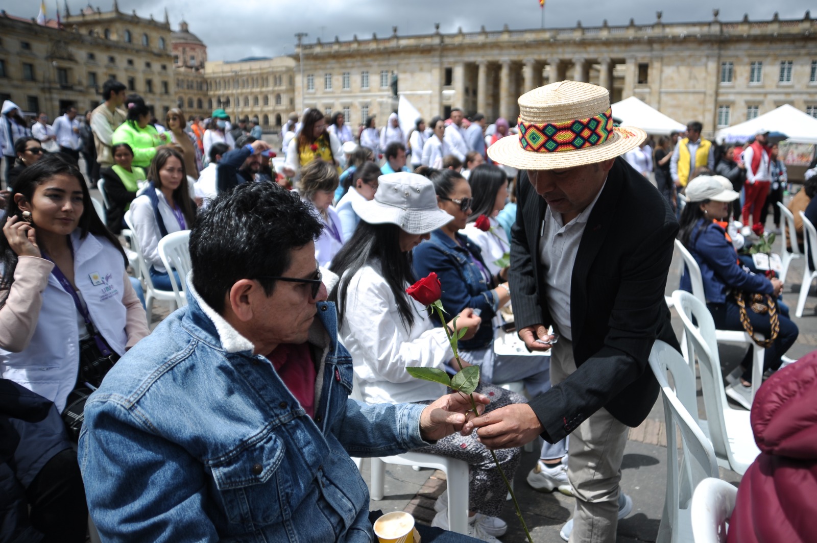 Cerca de 20 organizaciones de familias buscadoras participaron en el evento exponiendo fotografías y compartiendo sus mensajes para continuar con la búsqueda de sus seres queridos.