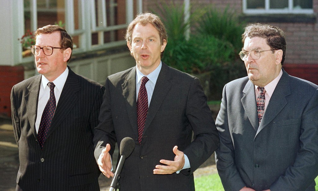 (FILES) In this file photo taken on May 21, 1998 British Prime Minister Tony Blair (C) talks to the press after a meeting with and Ulster Unionist leader David Trimble (L) and SDLP leader John Hume to encourage a Yes vote for Friday's peace referendum. - John Hume, the Northern Irish politian who won the Nobel Peace Prize in 1998 for his role in the British province's peace process, has died aged 83, his family announced on August 3, 2020. (Photo by GERRY PENNY / AFP)