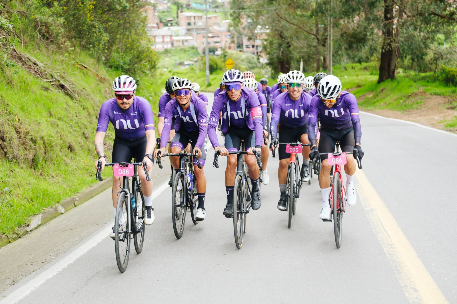Los participantes compartieron con los 17 ciclistas profesionales del equipo, entre los que se
encontraban Rodrigo Contreras campeón del Tour Colombia y Sergio Luis Henao.