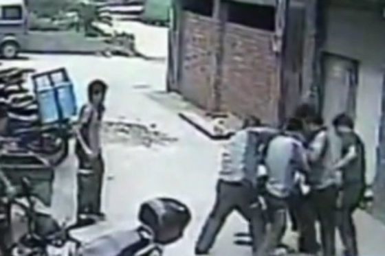 Atrapan en el aire a niña de 2 años que cayó de quinto piso en China