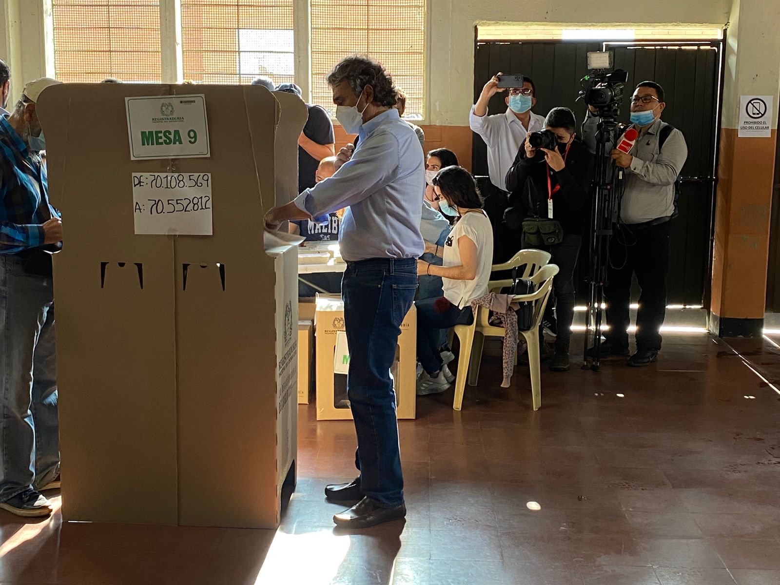Sergio Fajardo, precandidato de la Coalición Centro Esperanza, votó desde Medellín, Antioquia.
