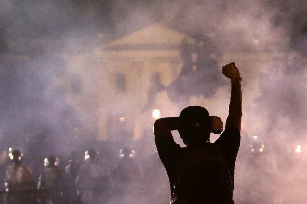 Noche de caos en Washington por enfrentamientos entre la policía y manifestantes