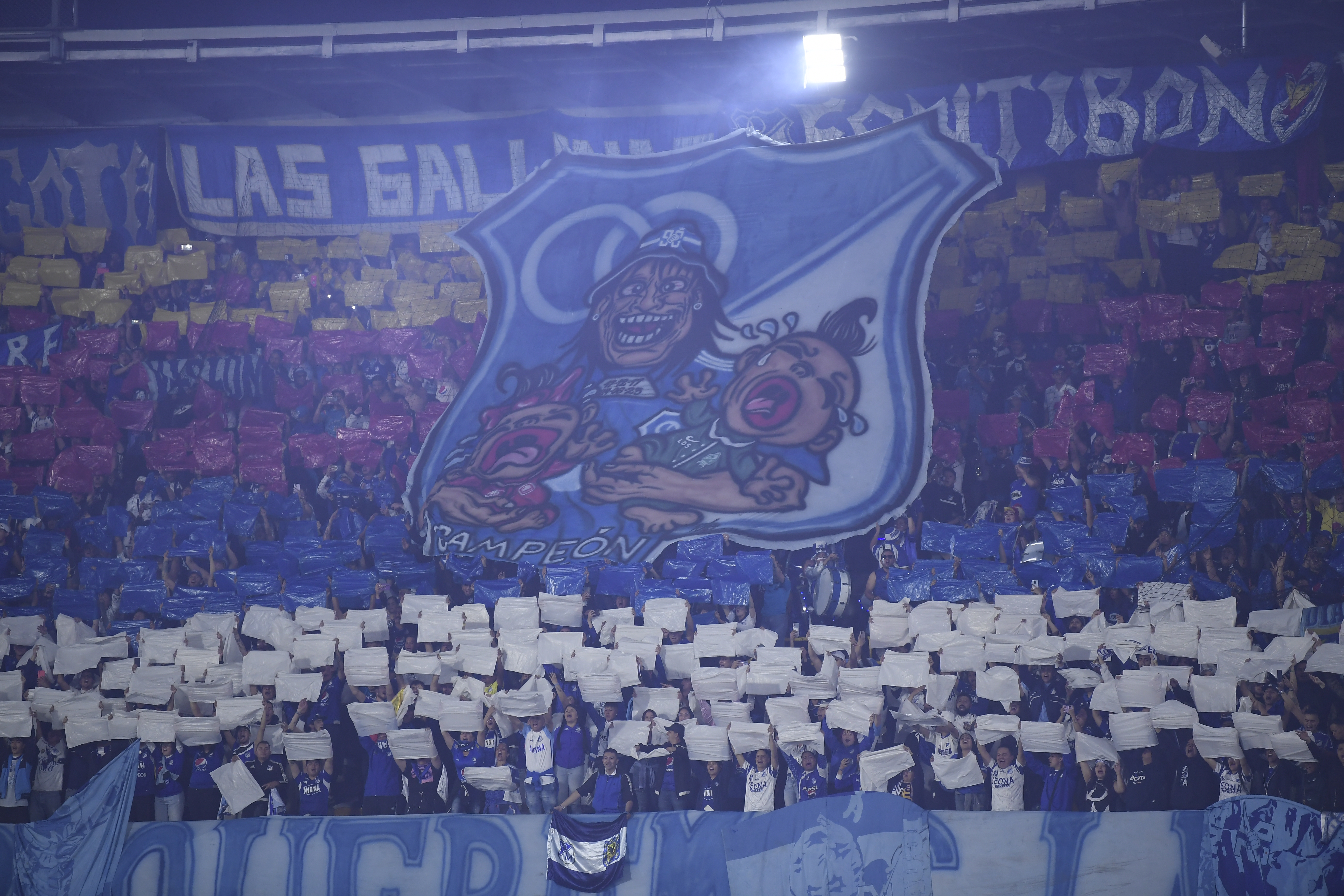 Hinchas de Millonarios, durante el partido de ida por la final de la Copa BetPlay Dimayor 2023.