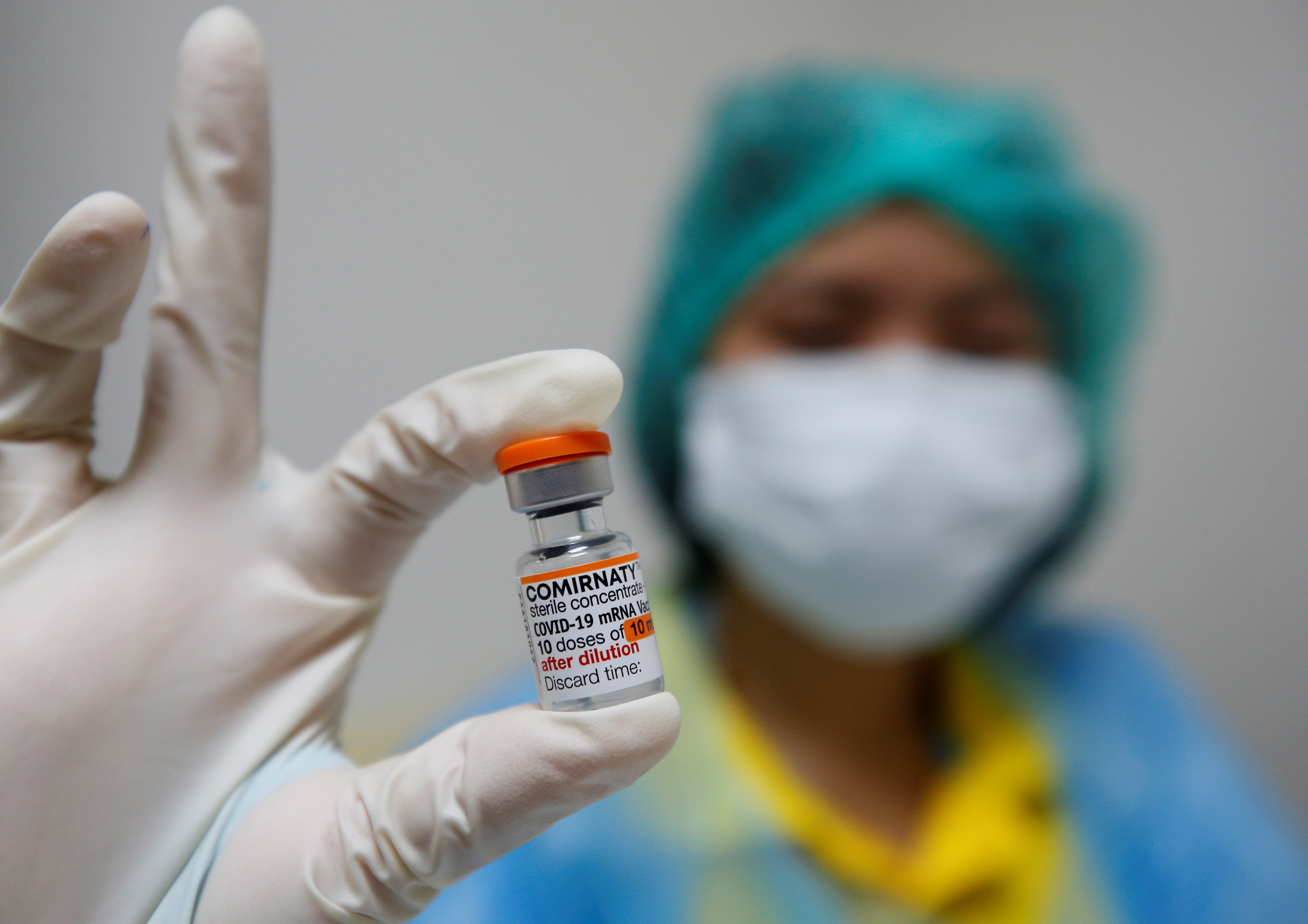 Vacunas de Moderna y de Pfizer adaptadas a ómicron ya tienen luz verde en EE.UU.