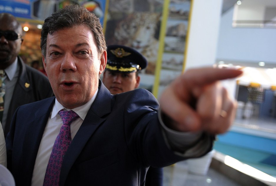 Santos dice que defenderá dignidad de Uribe sin gritos ni insultos