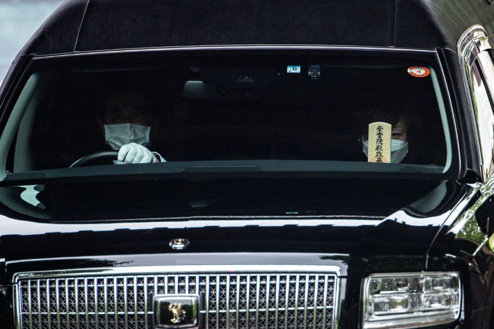 La viuda de Shinzo Abe, Akie, se sentó en el asiento delantero de la carroza fúnebre con la lápida mortuoria de su marido que porta su nombre póstumo, según la tradición budista.