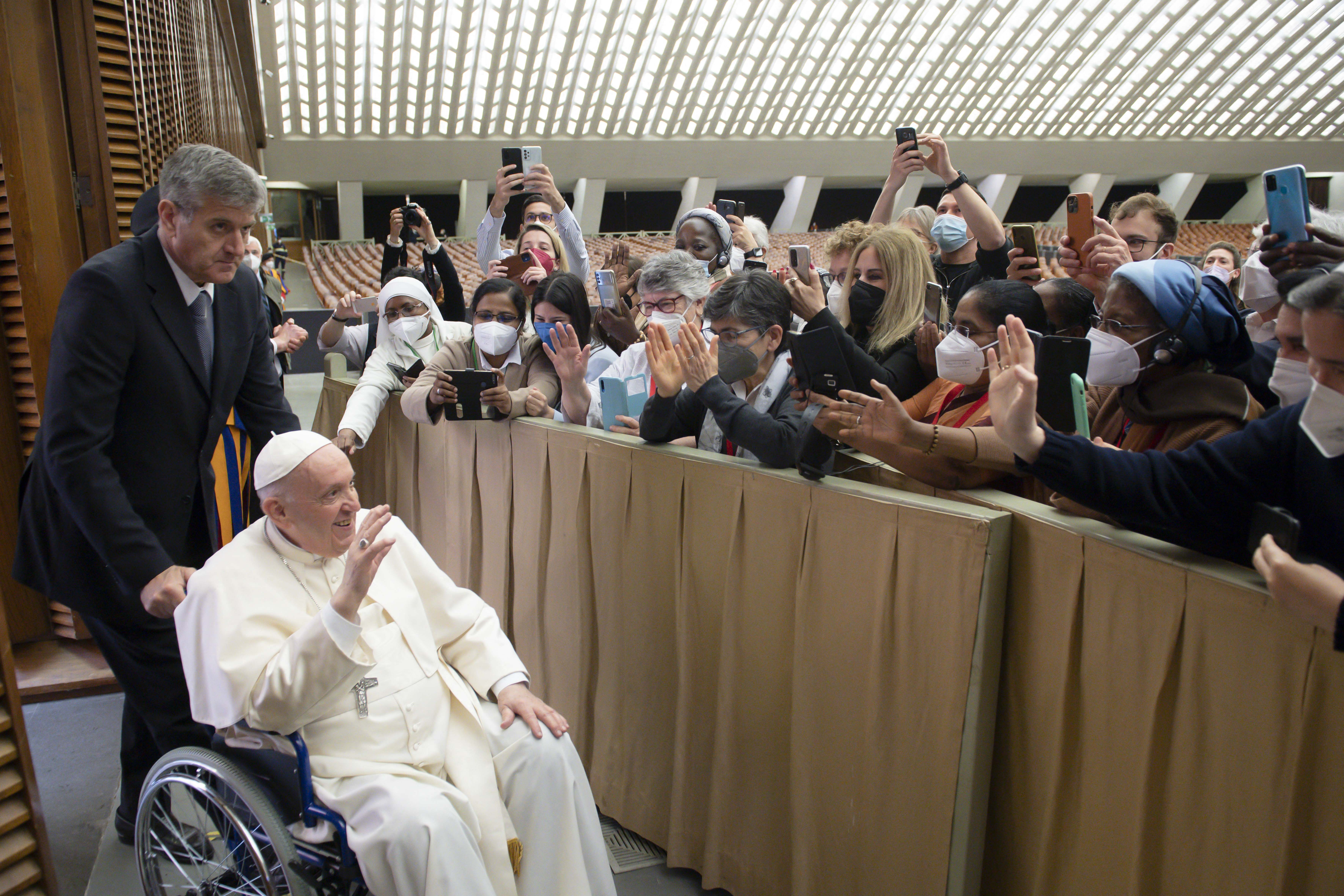 Sigue la preocupación por el papa Francisco, pues fue visto en silla de ruedas