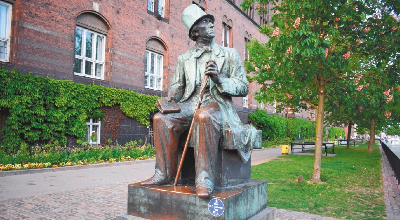 Hans Christian Andersen fue un escritor y poeta danés famoso por sus cuentos para niños, entre ellos "El patito feo", "La sirenita" y "La reina de las nieves". Era hijo de un zapatero. Nació el 2 de abril de 1805, en Odense, Dinamarca, y murió el 4 de agosto de 1875. En la imagen  la estatua que lo recuerda en Copenhague. / Archivo
