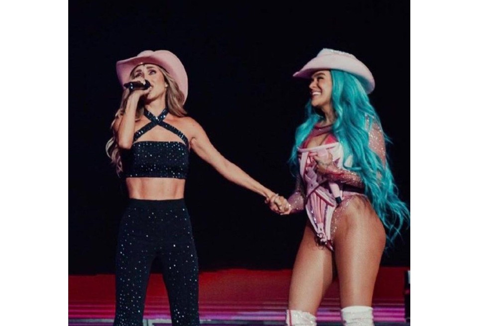 Karol G y Anahí: así fue su encuentro antes del concierto en México