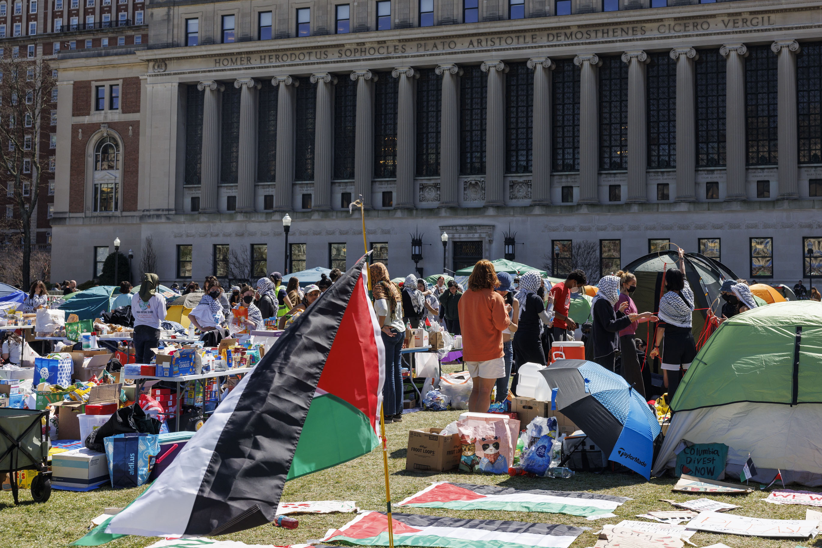 New York (United States), 22/04/2024.- Pro-Palestinian students continue to camp on Columbia University's campus to protest the university's ties with Israel, which escalated last week when the university's president Nemat Shafik testified to congress, in New York, New York, USA, 22 April 2024. Other students across the country have followed suit in solidarity. More than 34,000 Palestinians and over 1,450 Israelis have been killed, according to the Palestinian Health Ministry and the Israel Defense Forces (IDF), since Hamas militants launched an attack against Israel from the Gaza Strip on 07 October 2023, and the Israeli operations in Gaza and the West Bank which followed it. (Protestas, Nueva York) EFE/EPA/SARAH YENESEL