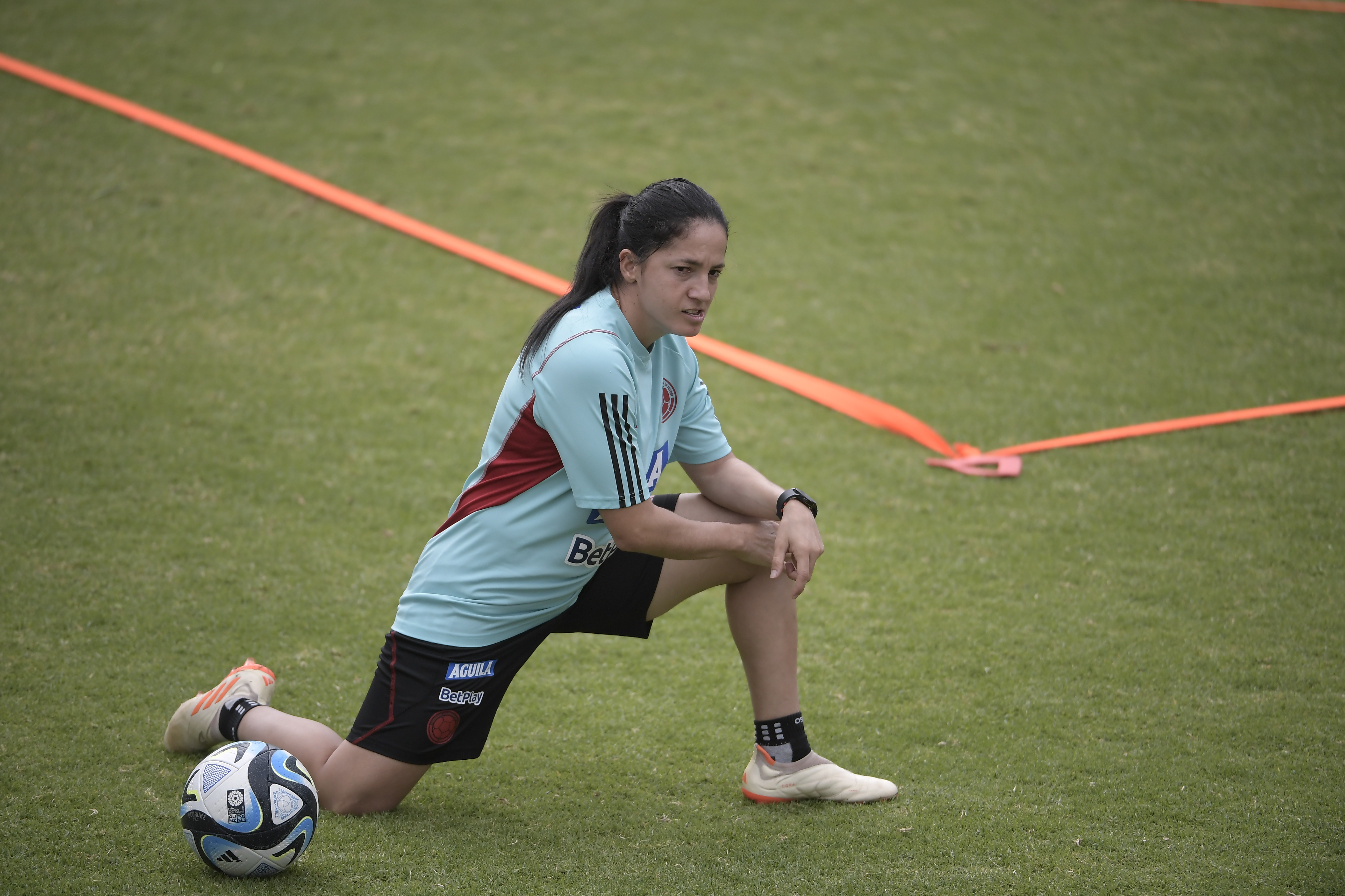 Centrocampista  colombiana, durante el último entrenamiento en Bogotá antes de viajar al Mundial femenino de Australia y Nueva Zelanda.