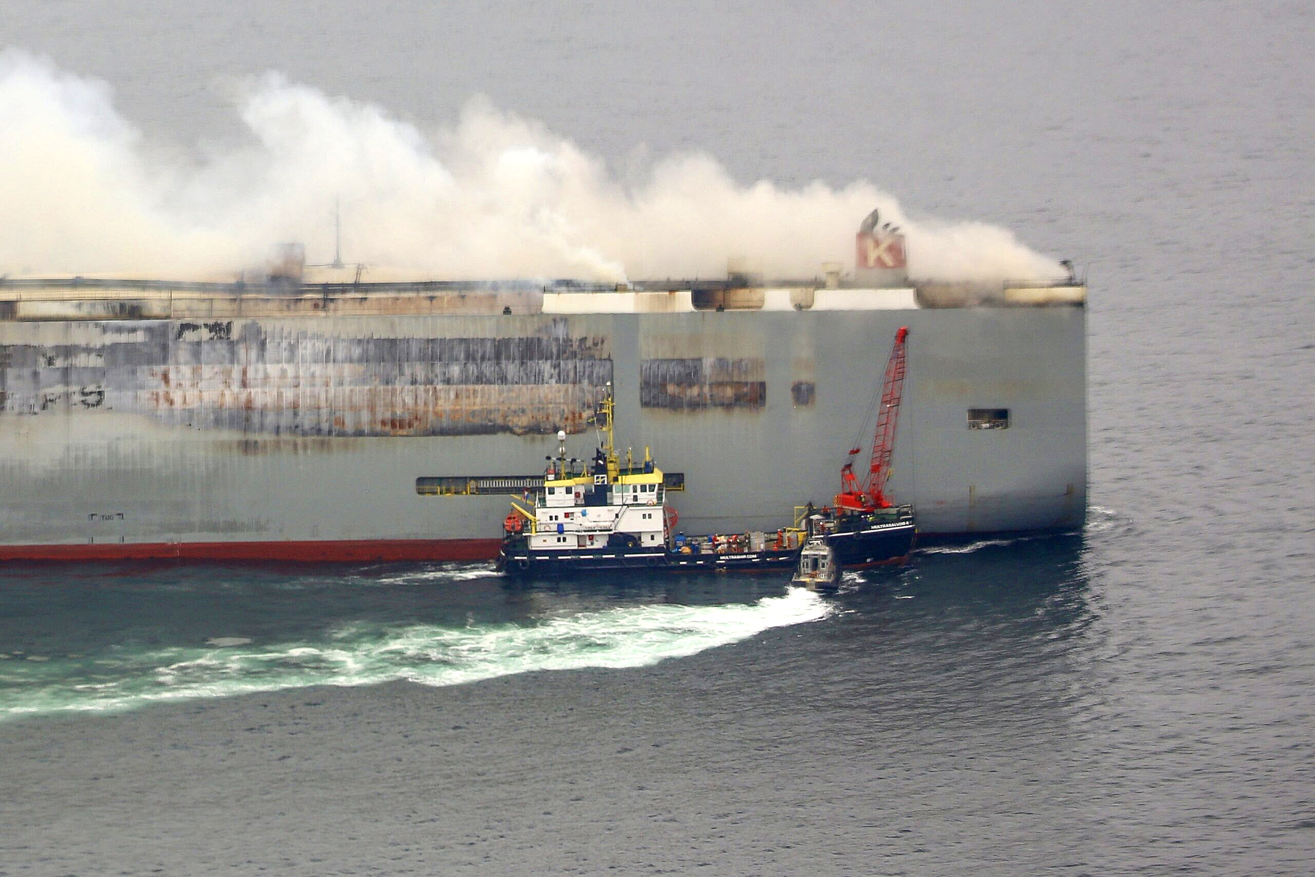 Barco se incendia con más de 3.500 carros en las costas de Países Bajos