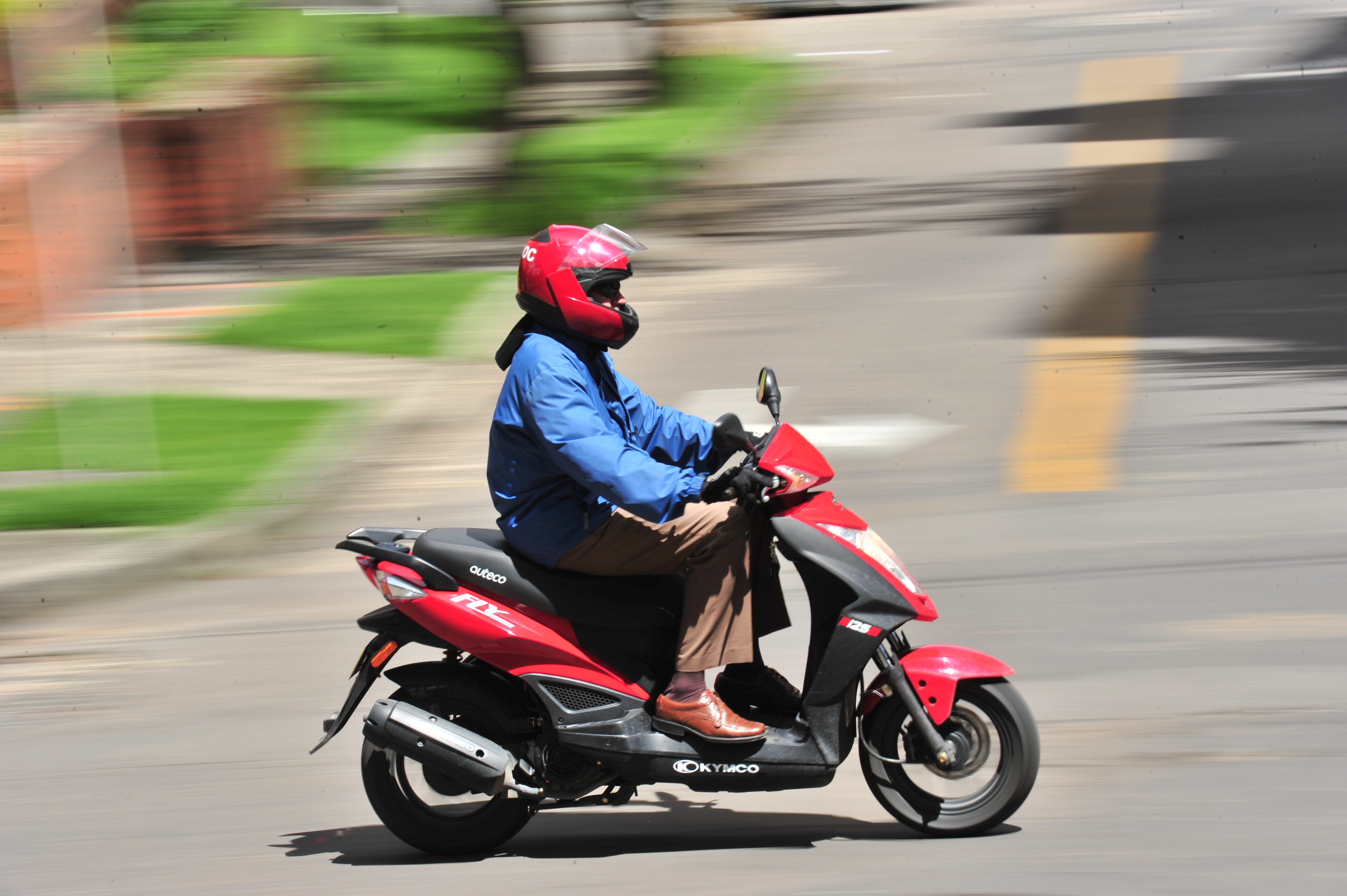 ¿Qué no se puede llevar en moto y cuánto puede sobresalir la carga?