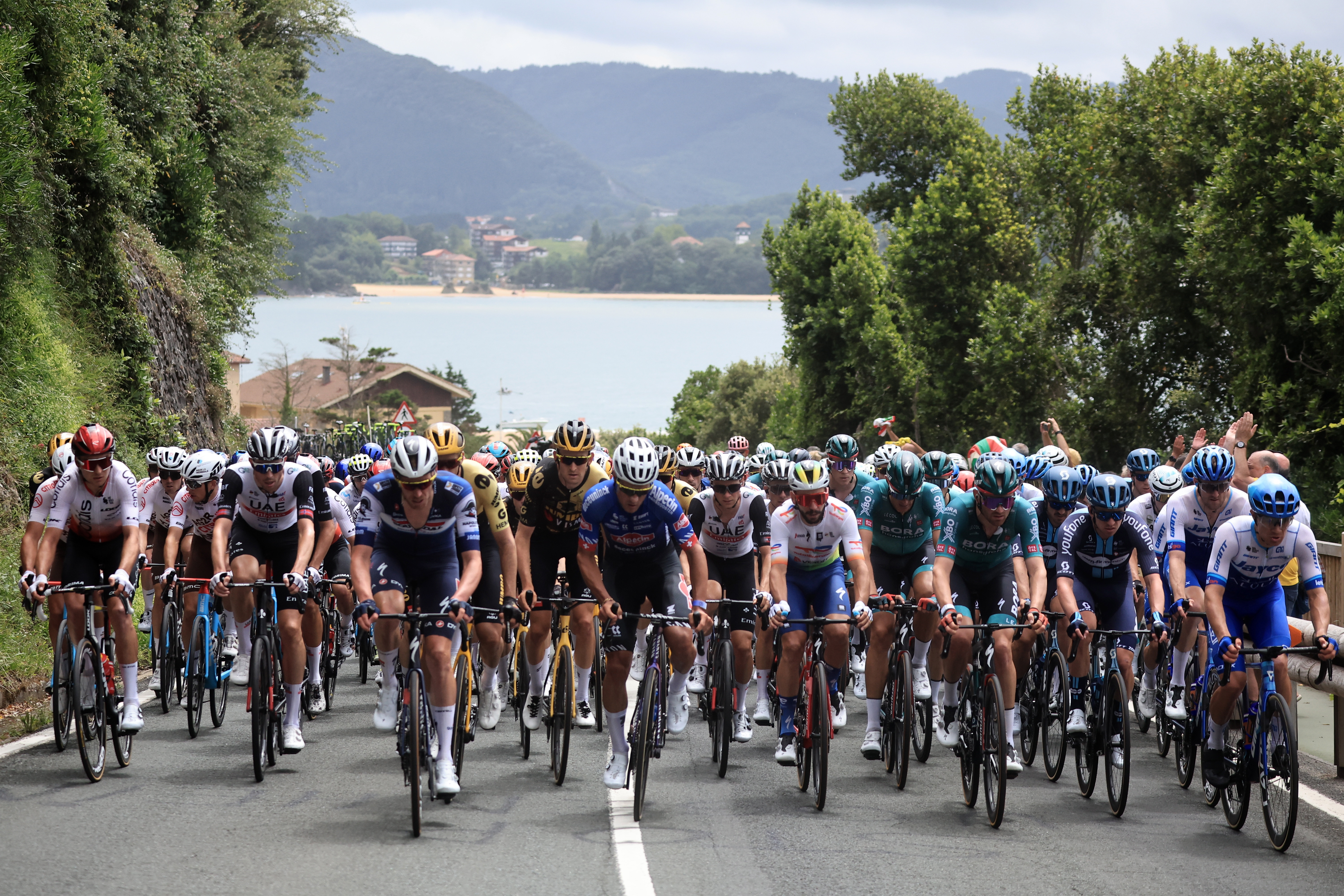 Bilbao (Spain), 01/07/2023.- Riders in action during the first stage of the Tour de France 2023, a 182km race with start and finish in Bilbao, Spain, 01 July 2023. (Ciclismo, Francia, España) EFE/EPA/CHRISTOPHE PETIT TESSON