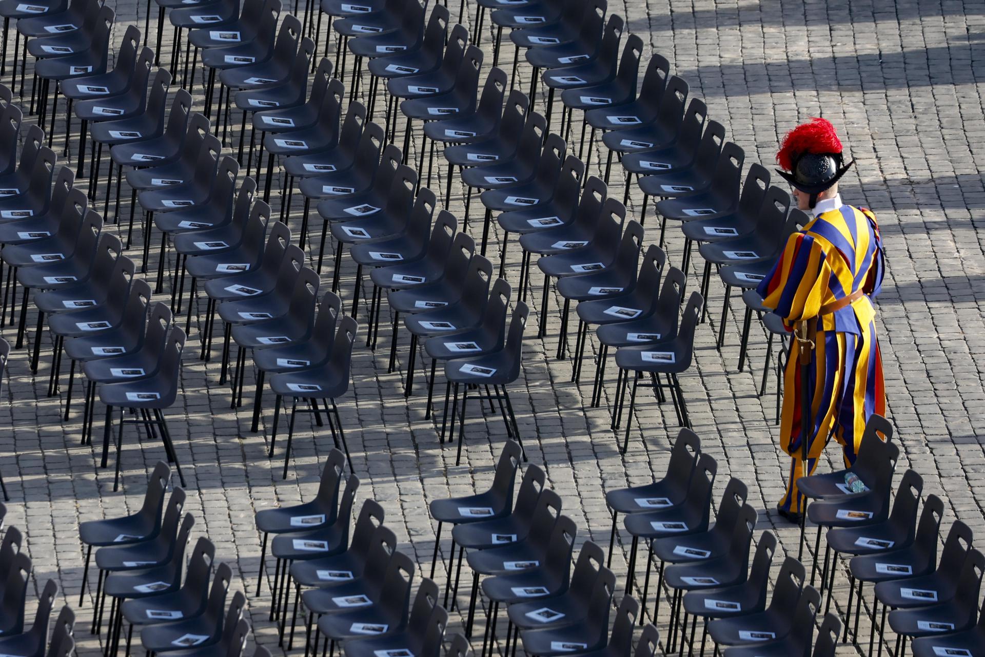 Vatican City (Vatican City State (Holy See)), 26/04/2025.- A member of the Swiss Guard checks seating ahead of the funeral Mass of Pope Francis in Saint Peter's Square, on the parvis of Saint Peter's Basilica in Vatican City, 26 April 2025. Pope Francis passed away on Easter Monday, 21 April 2025, at the age of 88. (Papa) EFE/EPA/FABIO FRUSTACI