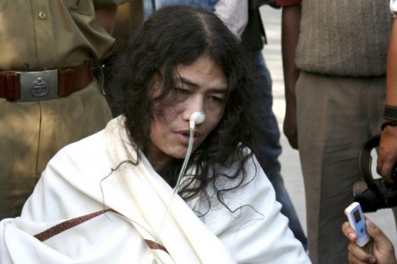 La ‘dama de hierro’ de la India come después de 16 años y se presenta a elecciones