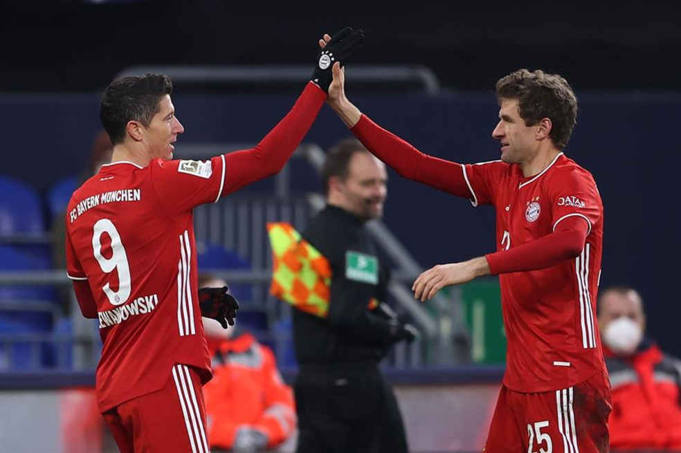 Bayern Múnich goleó al Schalke 04 y se afianzó como líder solitario