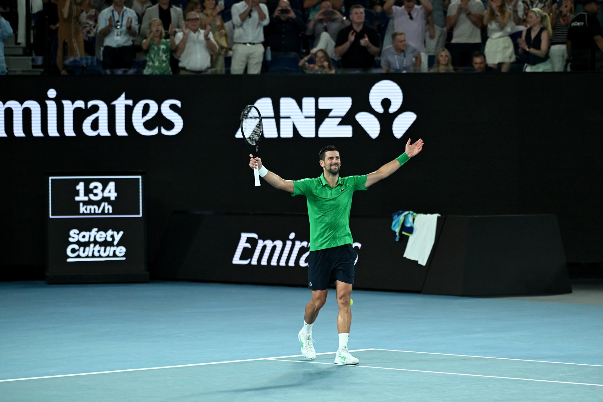 MELBOURNE (Australia), 30/01/2026.- Novak Djokovic of Serbia celebrates match point during the men's semifinal against Jannik Sinner of Italy on day 13 of the 2026 Australian Open tennis tournament at Melbourne Park in Melbourne, Australia, 30 January 2026. (Tenis, Italia) EFE/EPA/JAMES ROSS AUSTRALIA AND NEW ZEALAND OUT