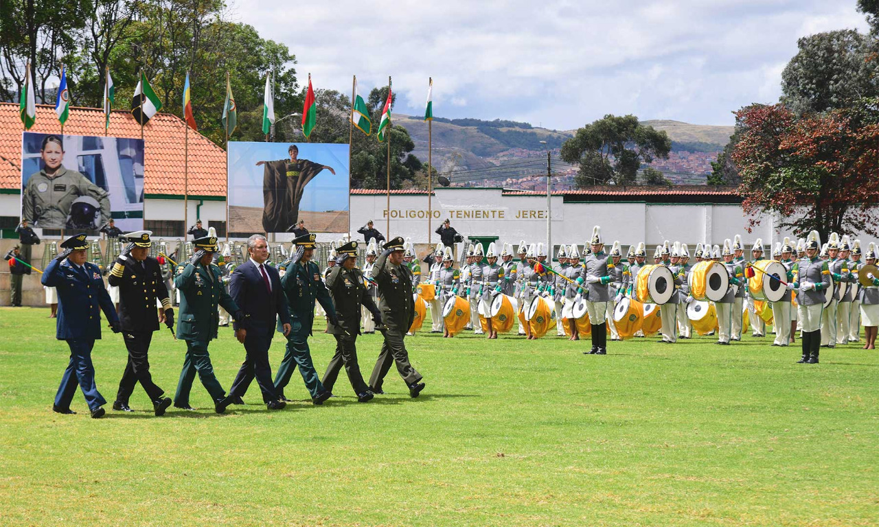 Duque rindió homenaje al exministro Guillermo Botero durante ceremonia de ascensos