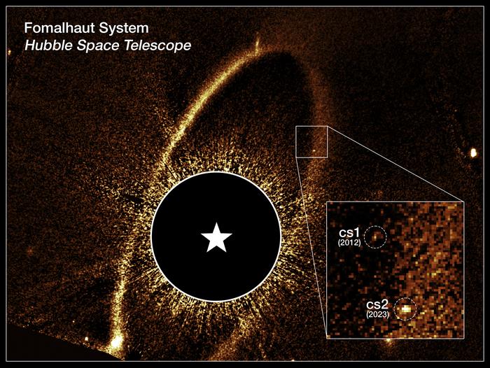 Esta imagen compuesta del telescopio espacial Hubble muestra el anillo de escombros y las nubes de polvo cs1 y cs2 alrededor de la estrella Fomalhaut.