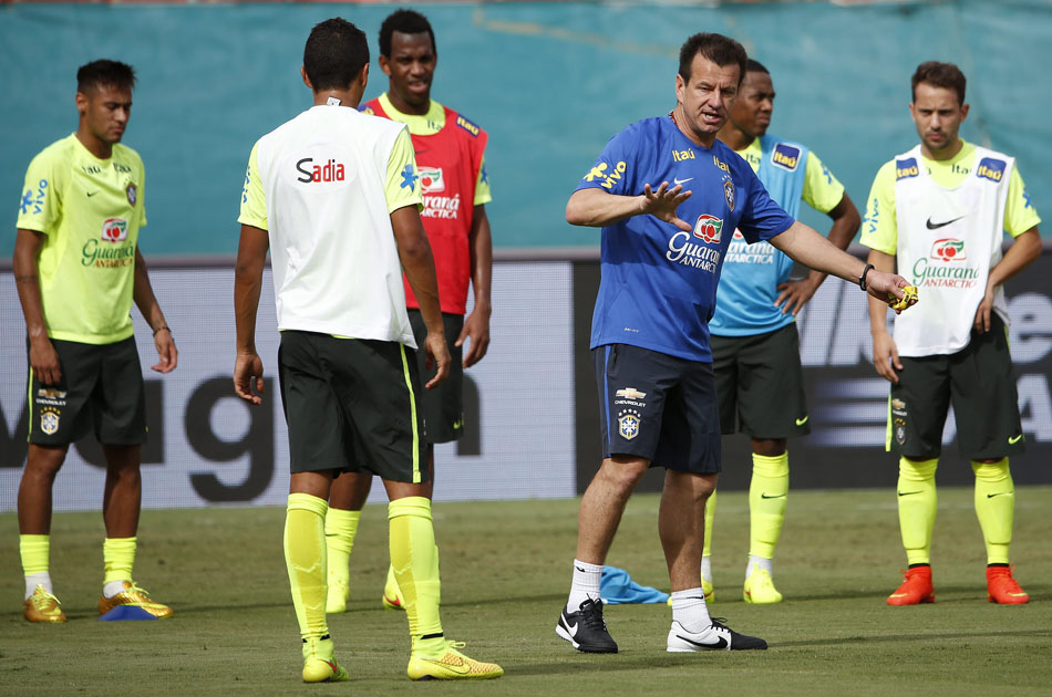 La selección de Brasil ya siente la mano de Dunga