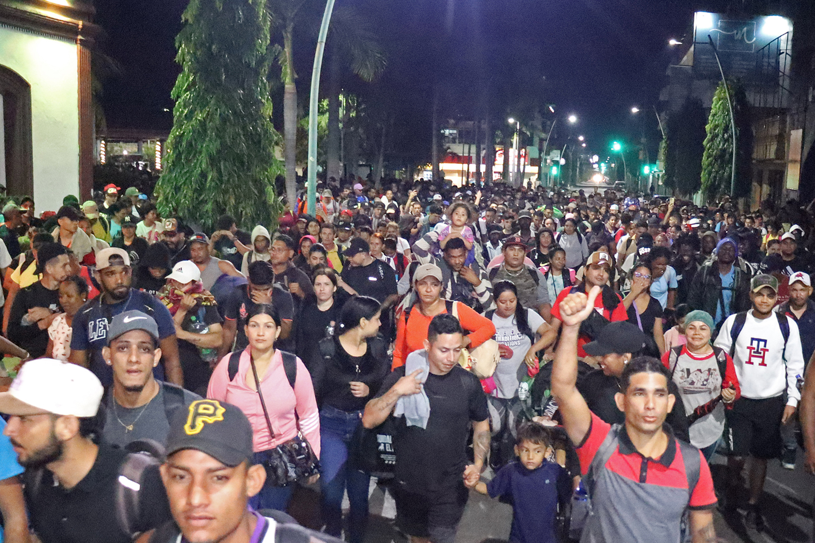 Caravana de miles de migrantes cruza México pese a la ofensiva migratoria de Trump