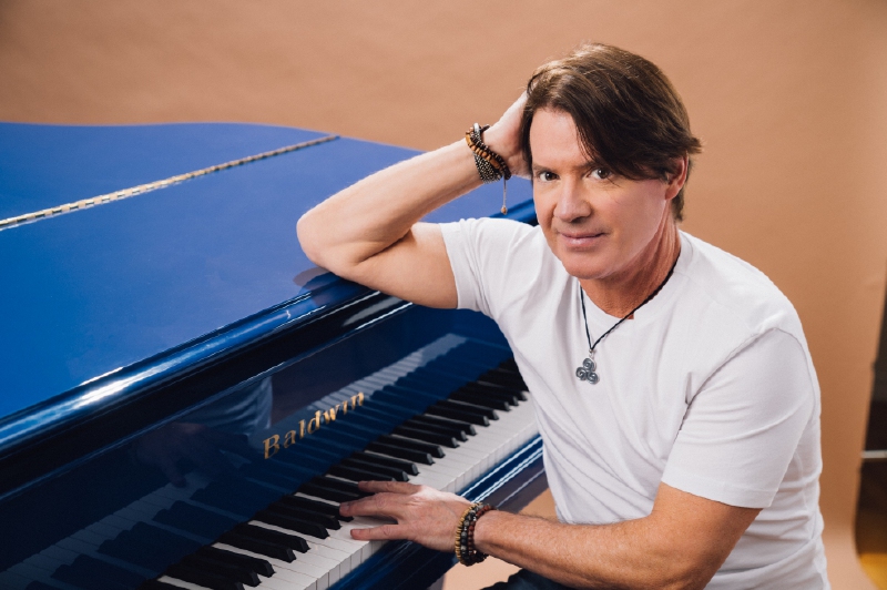 Arthur Hanlon estrena su nuevo vídeo “Lo aprendí de ti” junto a Ha*Ash