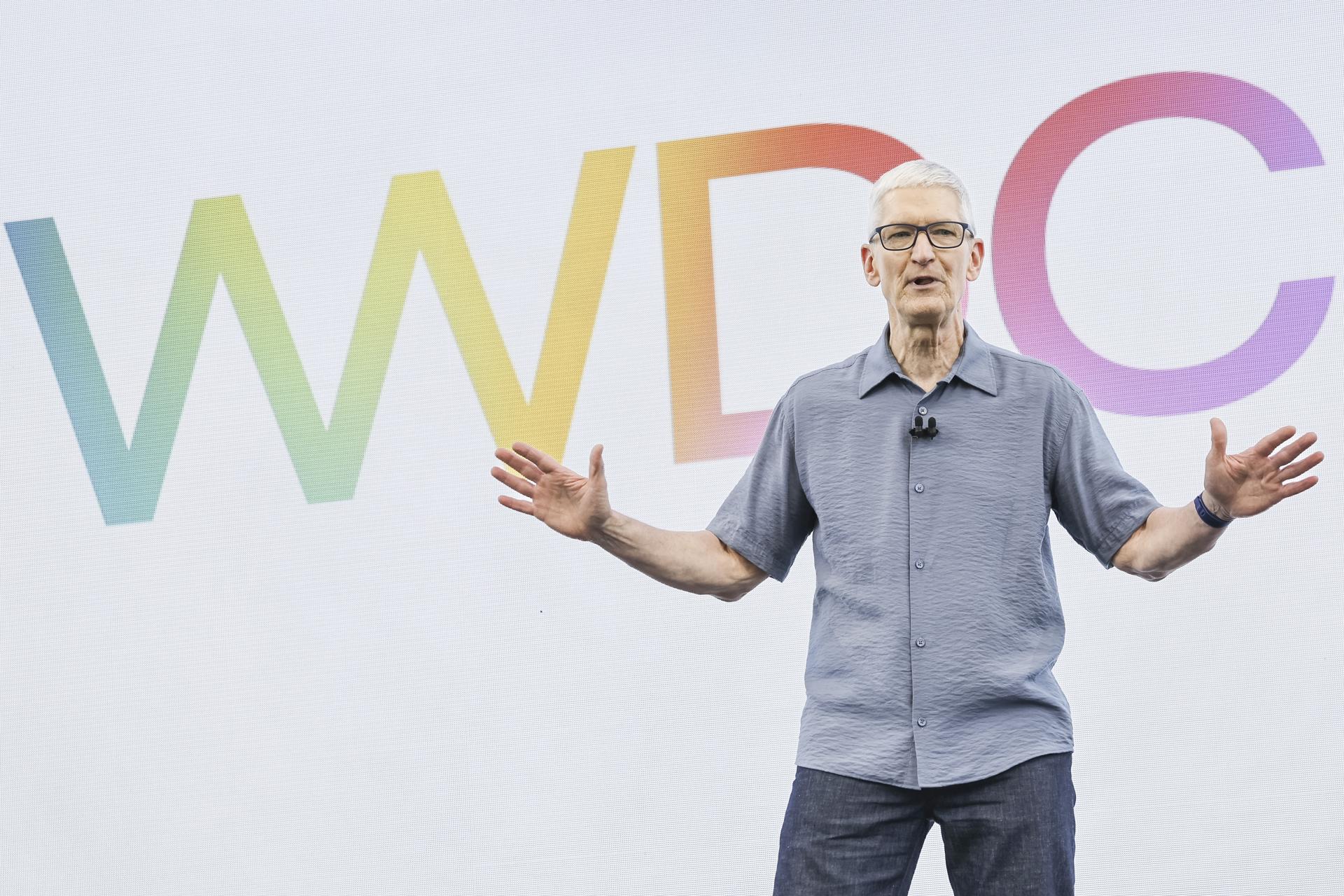 CUPERTINO (United States), 09/06/2025.- Apple CEO Tim Cook speaks on stage during the 2025 Apple Worldwide Developers Conference (WWDC) on the campus of Apple Park in Cupertino, California, USA, 09 June 2025. EFE/EPA/JOHN G. MABANGLO