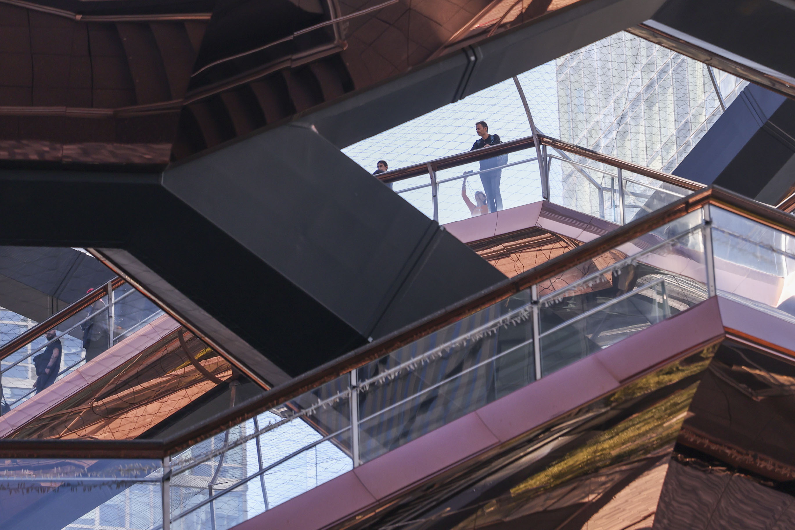 New York (United States), 10/10/2024.- People visit the Vessel, the honeycomb-shaped structure with newly installed safety features, including floor-to-ceiling steel mesh barriers, on the day of its reopening in Manhattan, New York City, USA, 21 October 2024. A series of tragic events led to the tower's closure in 2021 after people tragically died jumping from it. (Nueva York) EFE/EPA/SARAH YENESEL