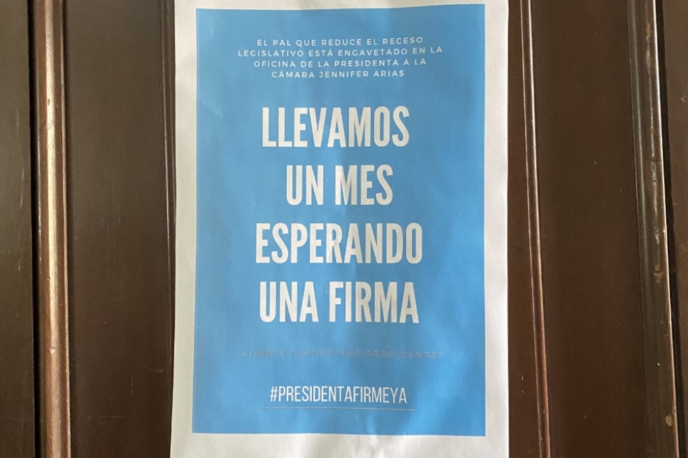 Con afiches le piden a Jennifer Arias que firme proyecto sobre receso legislativo