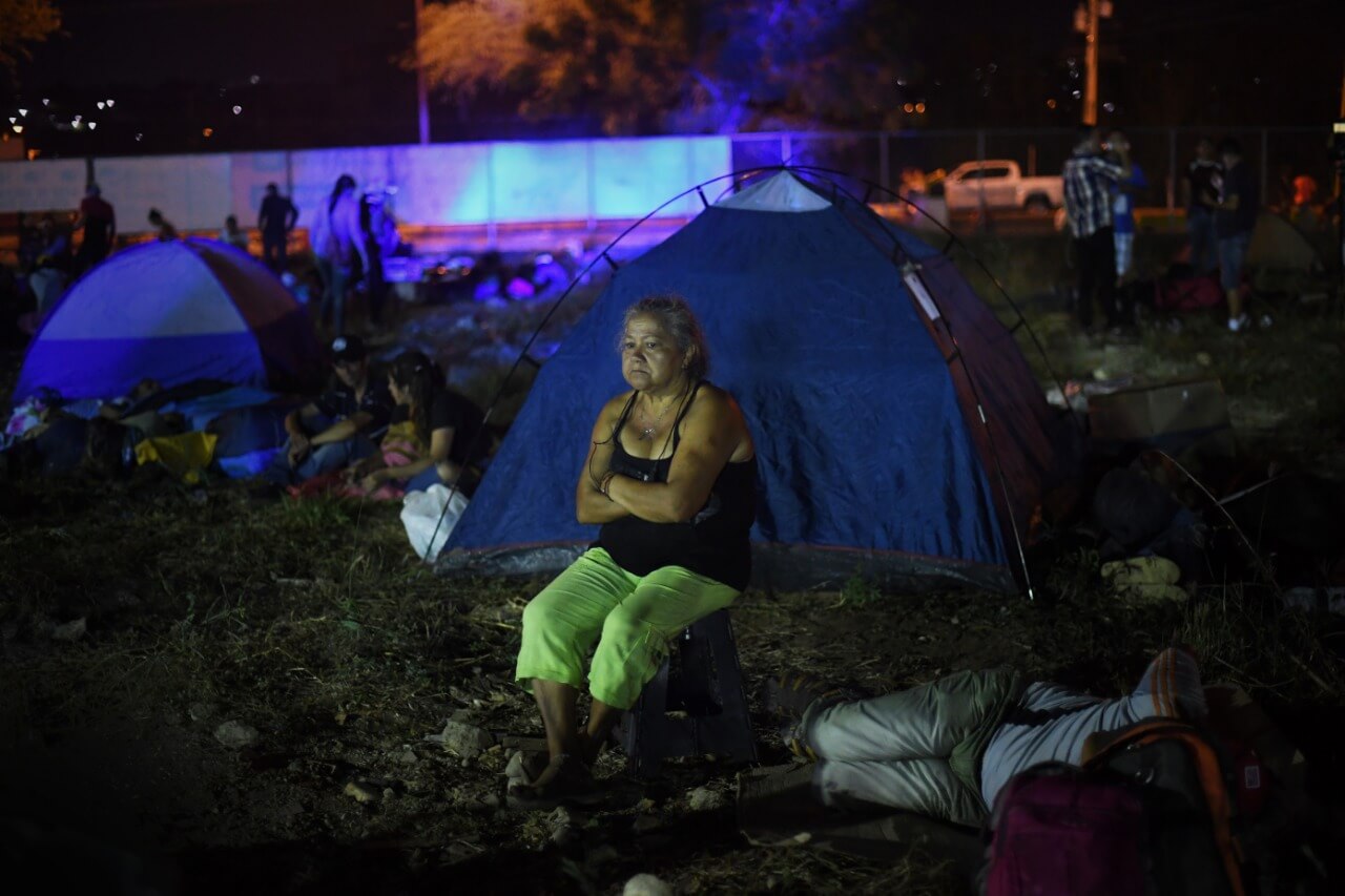 En fotos: La vigilia de los venezolanos para esperar la entrada de las ayudas