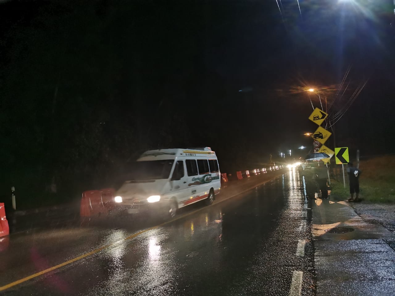 Removida la roca, se empieza a restablecer tránsito en vía Bogotá-Villavicencio
