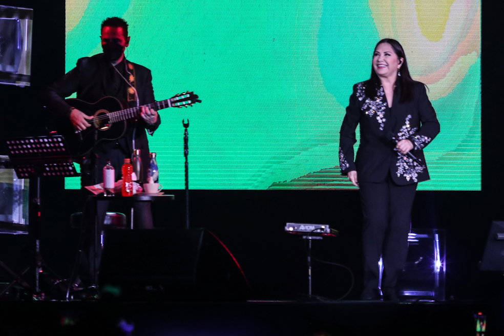 A las 10:00 p.m. Ana Gabriel apareció en el escenario para interpretar temas como Evidencias, Simplemente amigos y Quién como tú.