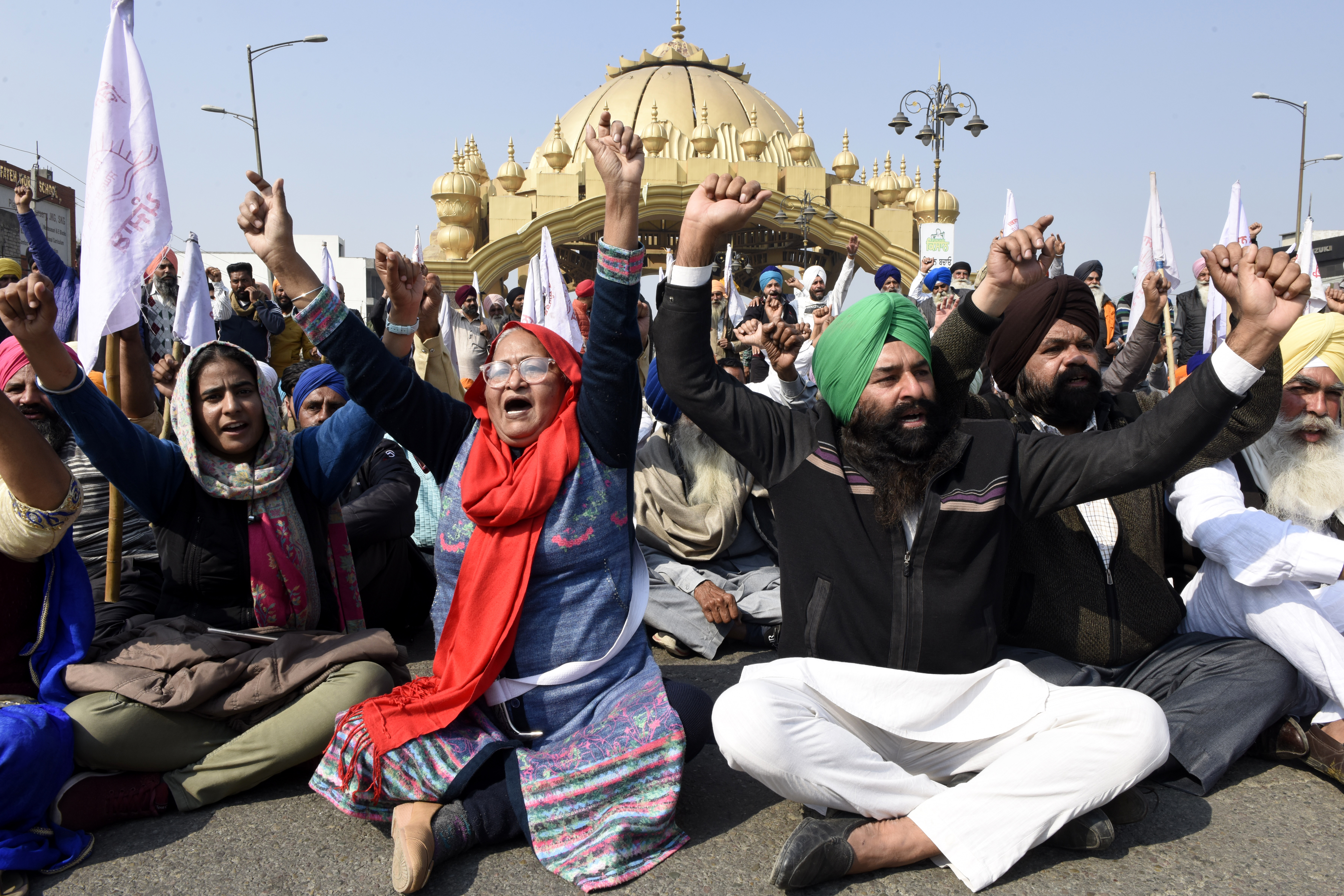 En fotos: protesta campesina en India corta las principales carreteras del país