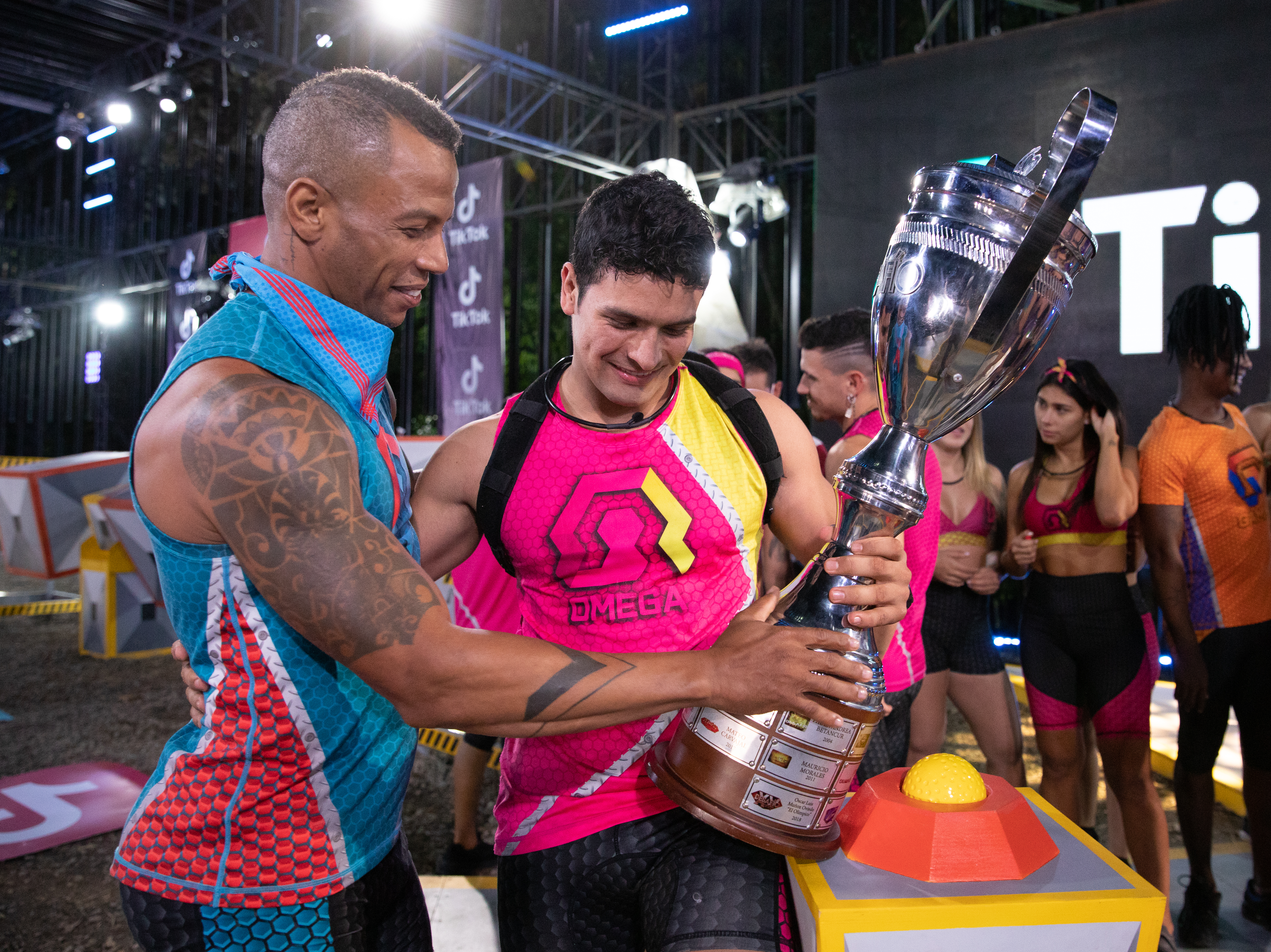 Adicional a todas las emociones del último capítulo, se sumó la premiación del “Superhumano más humano” elegido por los colombianos. Este gran título, y además el premio de 150 millones de pesos, se lo llevó Óscar Muñoz, más conocido como “Olímpico”, a quien toda Colombia reconoció como el participante con más corazón, con el 32% de las votaciones.