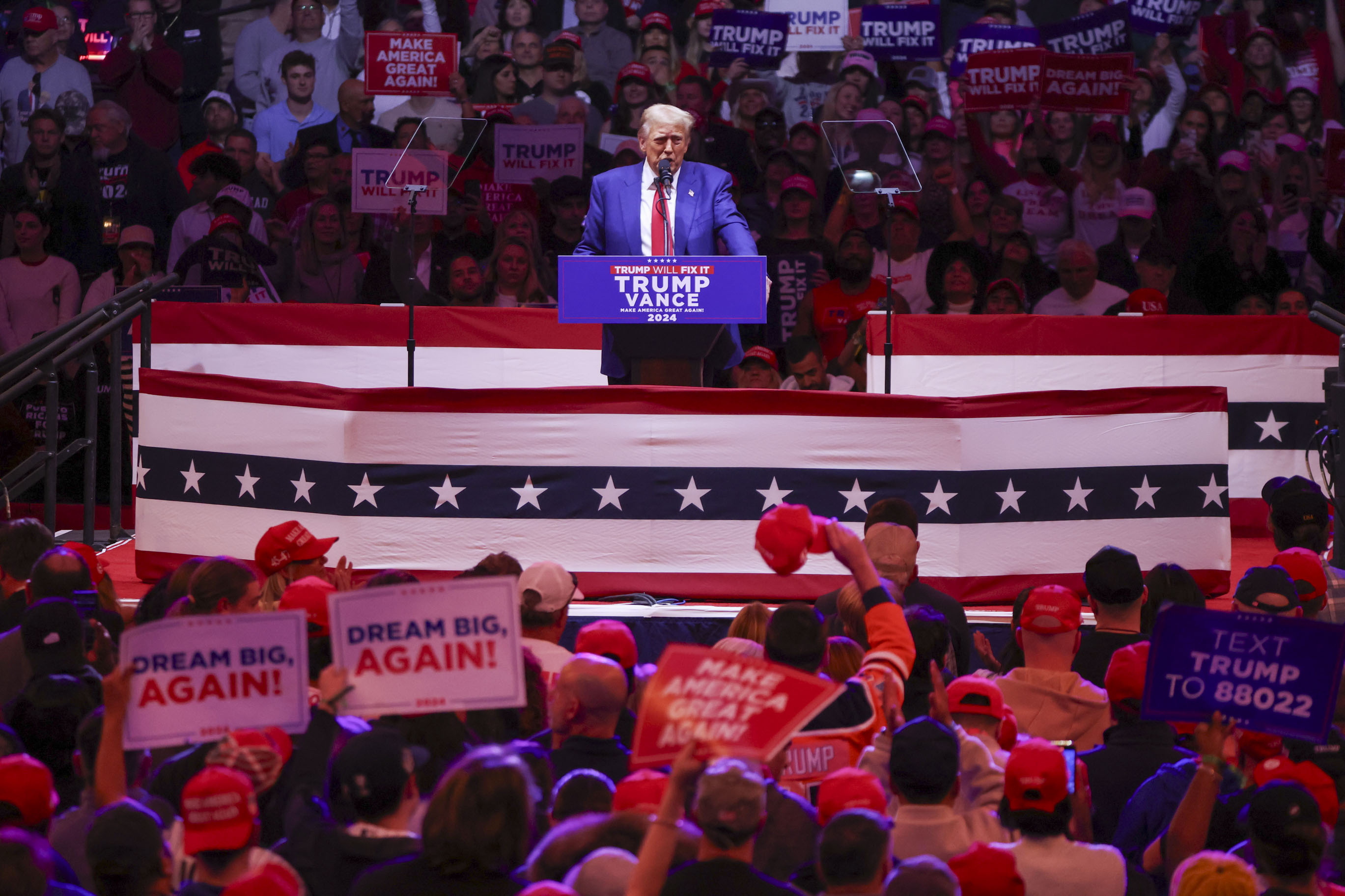 New York (United States), 27/10/2024.- Former US President and Republican presidential candidate Donald Trump speaks during a rally at Madison Square Garden in New York, New York, USA, 27 October 2024. Trump is facing US Vice President and Democratic presidential candidate Kamala Harris in the upcoming election on 05 November 2024. (Nueva York) EFE/EPA/SARAH YENESEL
